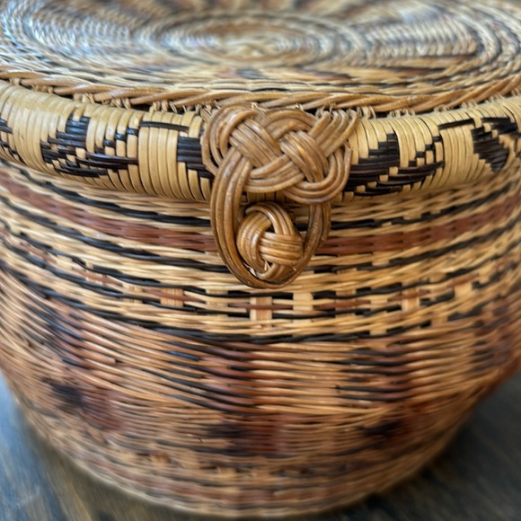 Vintage basket w/ lid, round, tight weave, browns, 5.5x4 inches - Picture 3 of 6